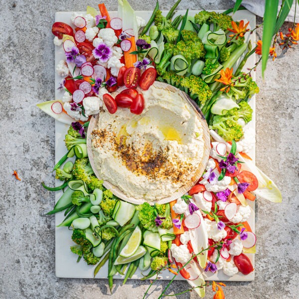 Plateau le jardin composé de houmous et légumes de saison de normandie