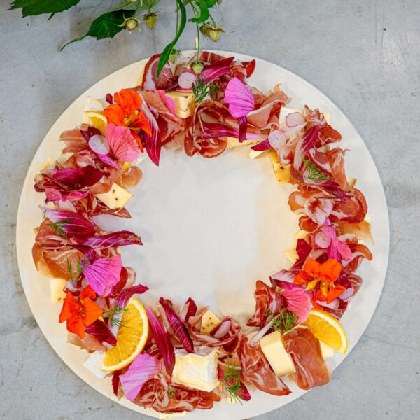 cheese & charcuterie couronne composée exclusivement de fromages et charcuteries