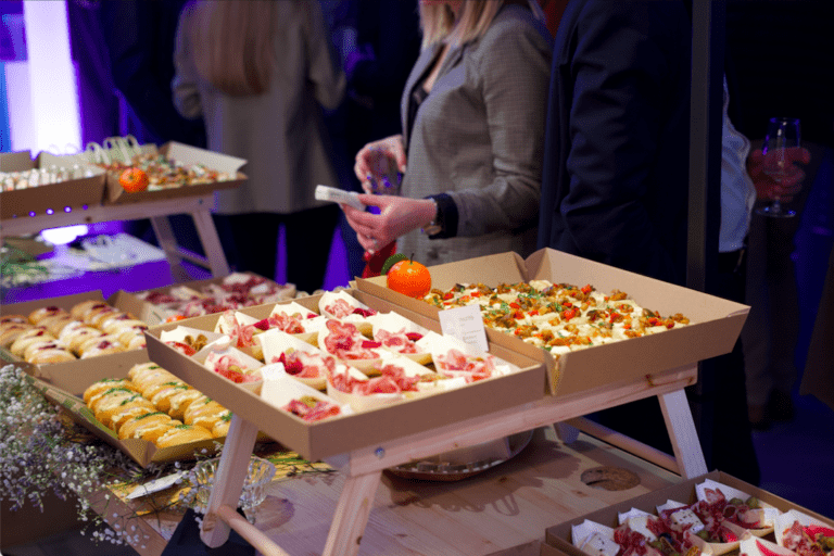 évènement corporate professionnels avec un buffet de manger bonard