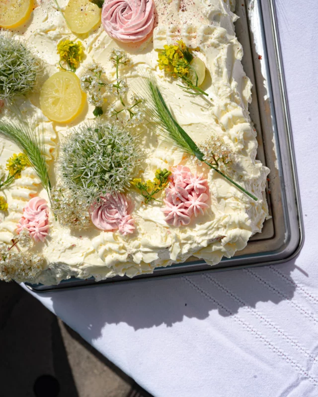 🌱Très bon 1er mai à toutes et à tous !
 Vous connaissez notre amour pour les fleurs?

On a profité de cette belle journée et même de cette belle semaine pour créer notre 1er design cake. Pas si facile que ça? En cuisine Axelle et Tristan ont fait chauffer le robot pour obtenir la  recette qui allie aussi bien légèreté, tenue & goût !

Avec cette recette on régale non seulement les papilles & les pupilles.

📣On est très fier de vous annoncer que vous pouvez officiellement les commander pour vos événements 2026!📣

On espère que cette nouvelle offre vous plaira et que vous serez l’accueillir comme chacune de nos nouveautés 
Envie de goûter pour voir si on tient notre promesse du beau & bon ?
🩵 

#designcake #cake #floralcake #1ermai #traiteur #bonheur #wedding #cakes #love