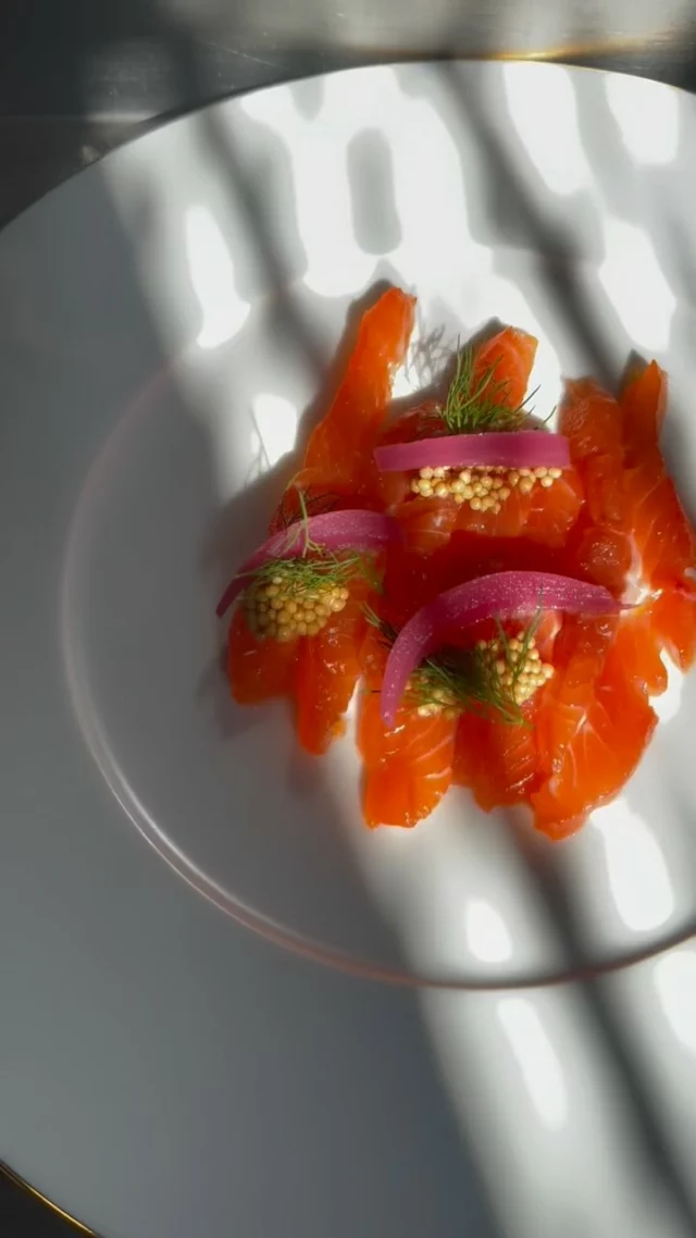 La dégustation c’est le moment de nous rencontrer & de goûter 

Aujourd’hui Tristan a préparé les mets qui feront partie du futur buffet de Chloé & Guillaume en 2026 …